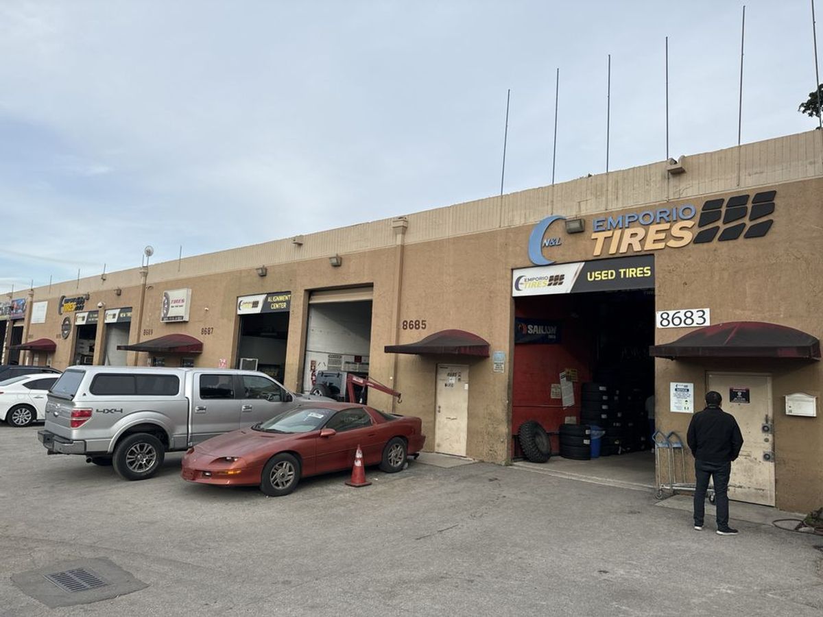 Llantas usadas apiladas en un taller de Miami
